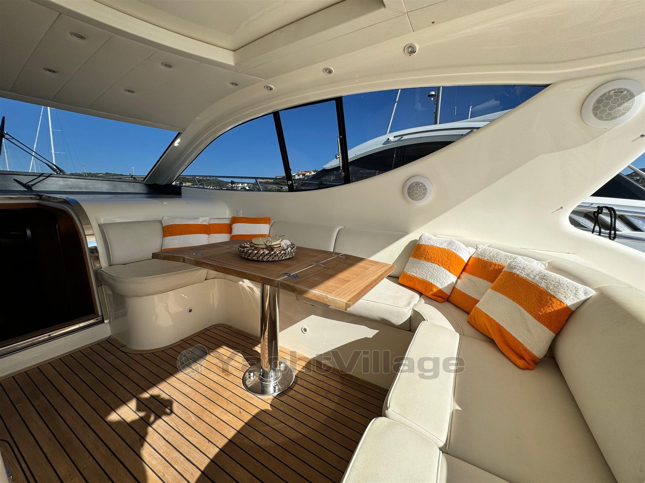 Cockpit dinette