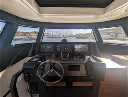 {I}Helm station
