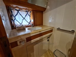 Uniesse 55 MY, owner's bathroom view