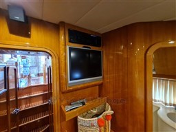 Uniesse 55 MY, owner's Tv