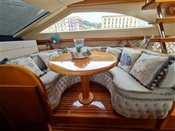 Uniesse 55 MY, upper dinette