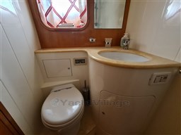 Uniesse 55 MY, guest bathroom