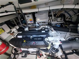 Azimut 53 Fly engine detail