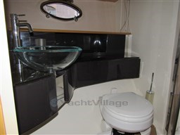 Atlantis 50, guest bathroom