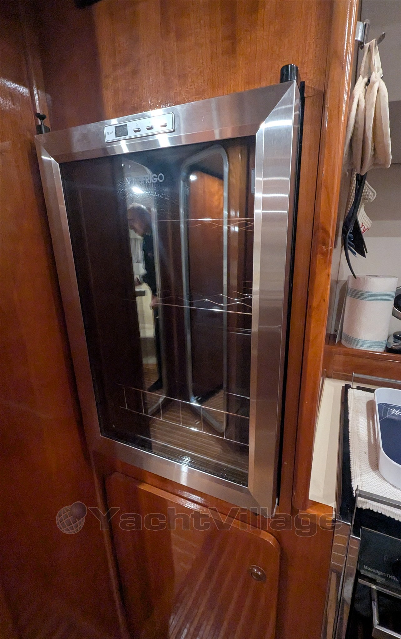 AZ 35 Fly galley detail