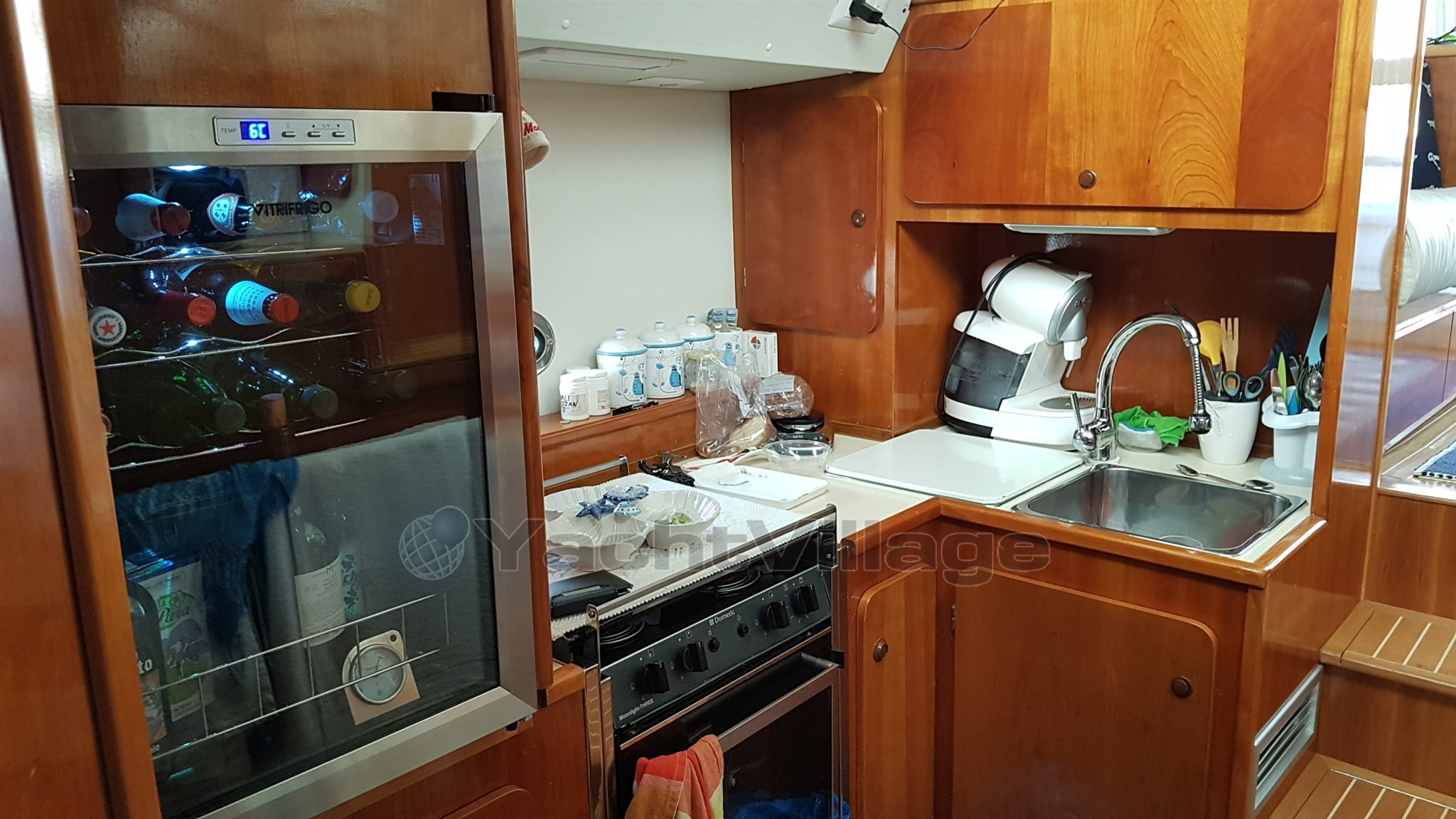 AZ 35 Fly galley