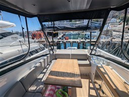 Bluegame 42 cockpit dinette