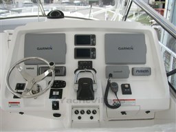 Intrepid 475 SY helm station