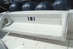 Intrepid 475 SY cockpit seating