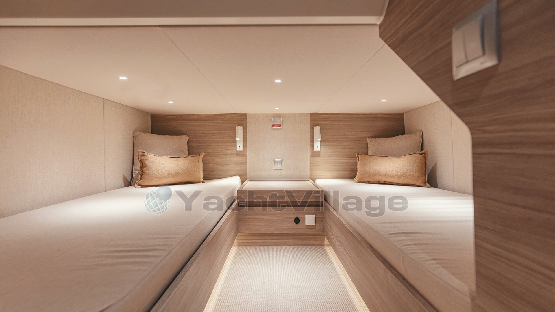 {I} Guest mid cabin