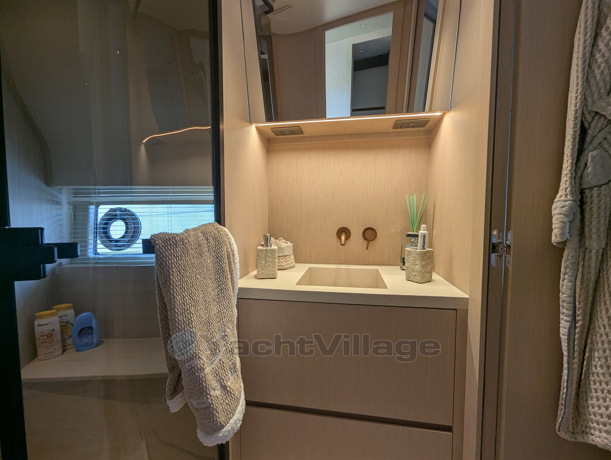 {I}Guest bathroom