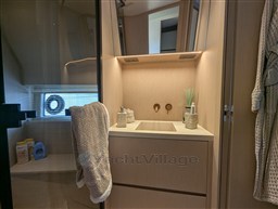 {I}Guest bathroom