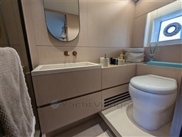 {I}Owner's bathroom