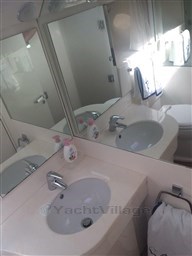 Itama 50 bathroom detail