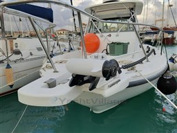 Boston 28 Outrage bow detail