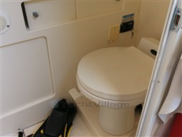 Boston 28 Outrage, bagno separato