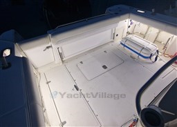 Boston 28 Outrage cockpit