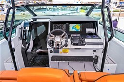 Saxdor 320 GTO, helm station