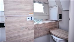 Saxdor 320 GTO bathroom