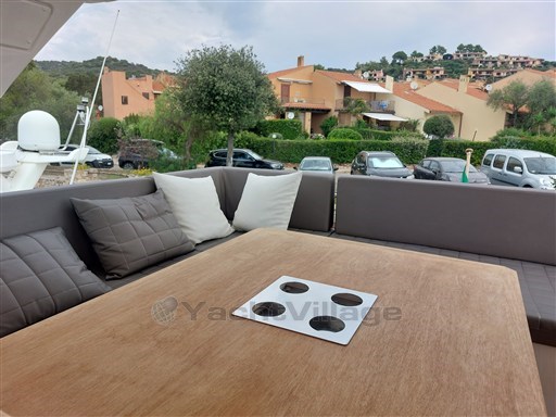 Cockpit dinette