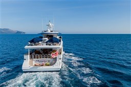 Aquarius IV Stern View Cruising