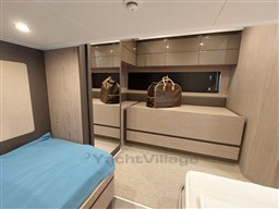 Azimut Atlantis 45 guest cabin detail