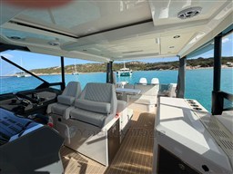 Helm station & Dinette view