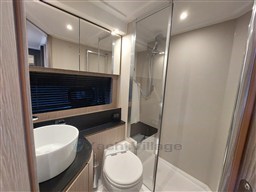 Azimut Atlantis 45 bathroom