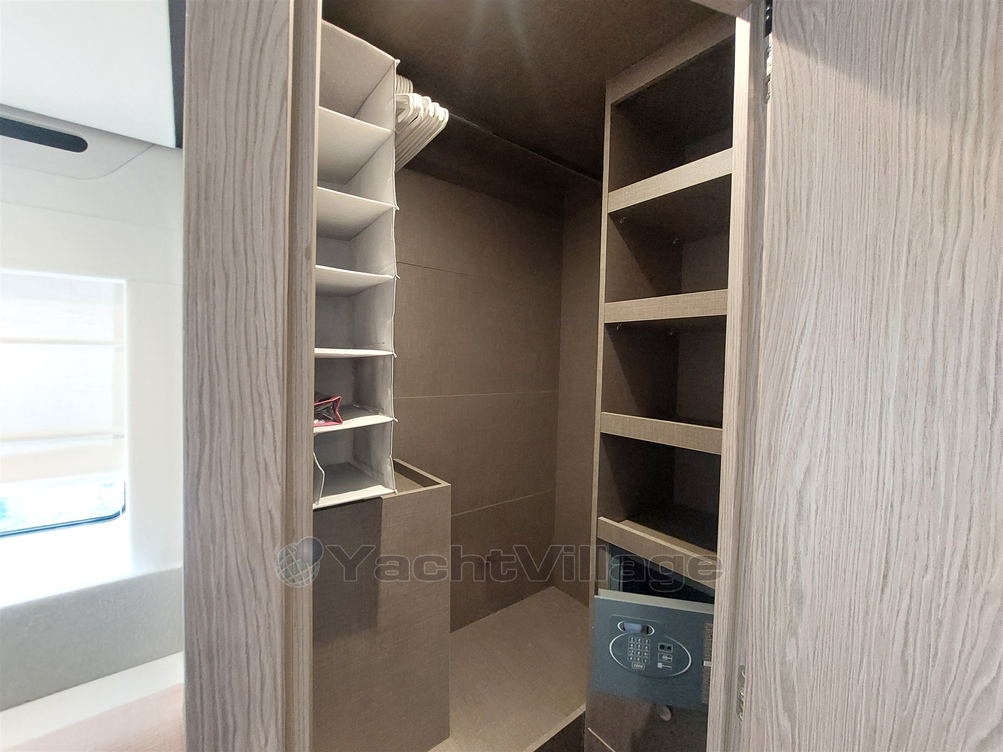 {I} Wardrobe