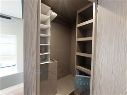{I} Wardrobe