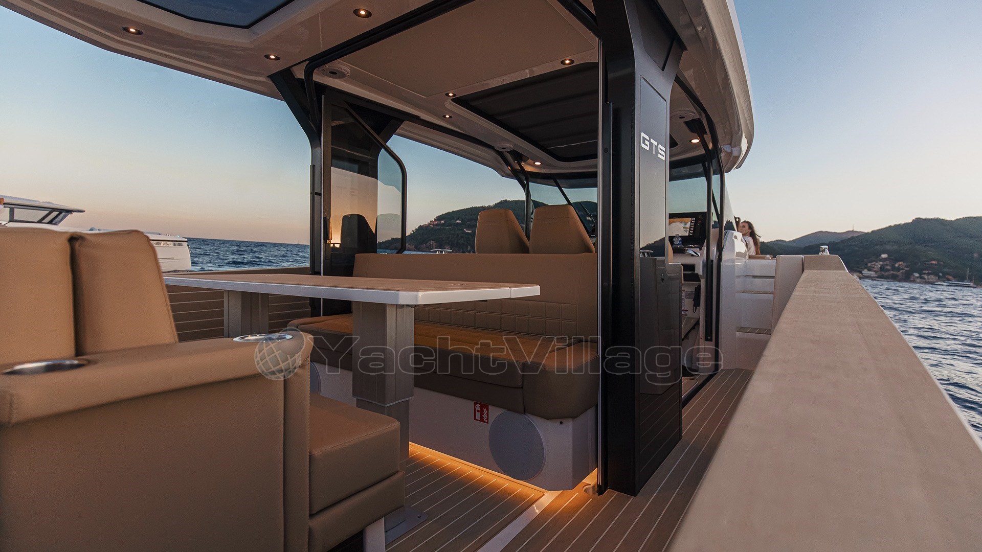 SAXDOR 400 GTS Dinette detail