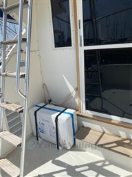 Bertram 37, cockpit details