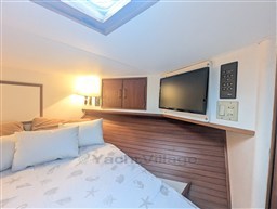 Davis 47 master cabin detail