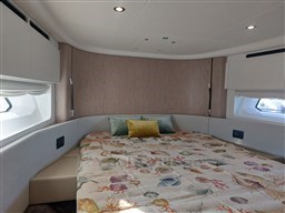 Azimut 53 Fly vip cabin