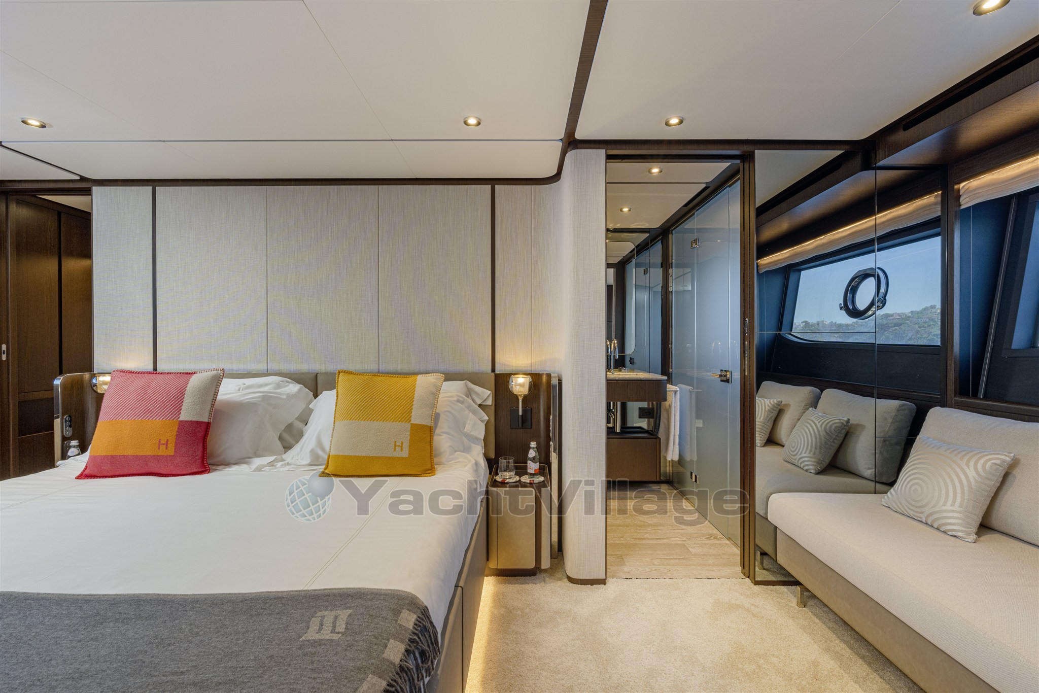 {I}VIP Cabin