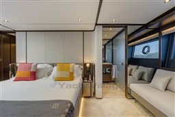 {I}VIP Cabin