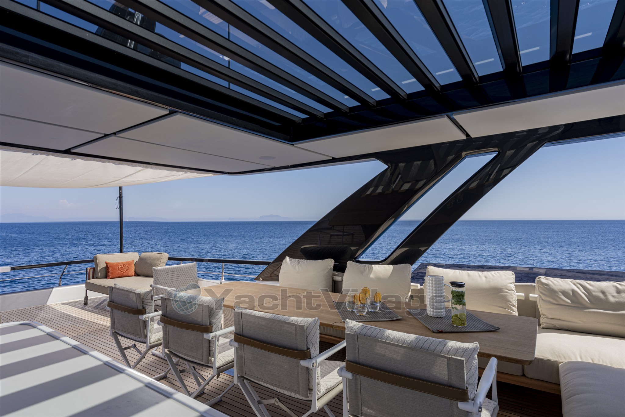 Flybridge dining area 