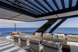 Flybridge dining area 
