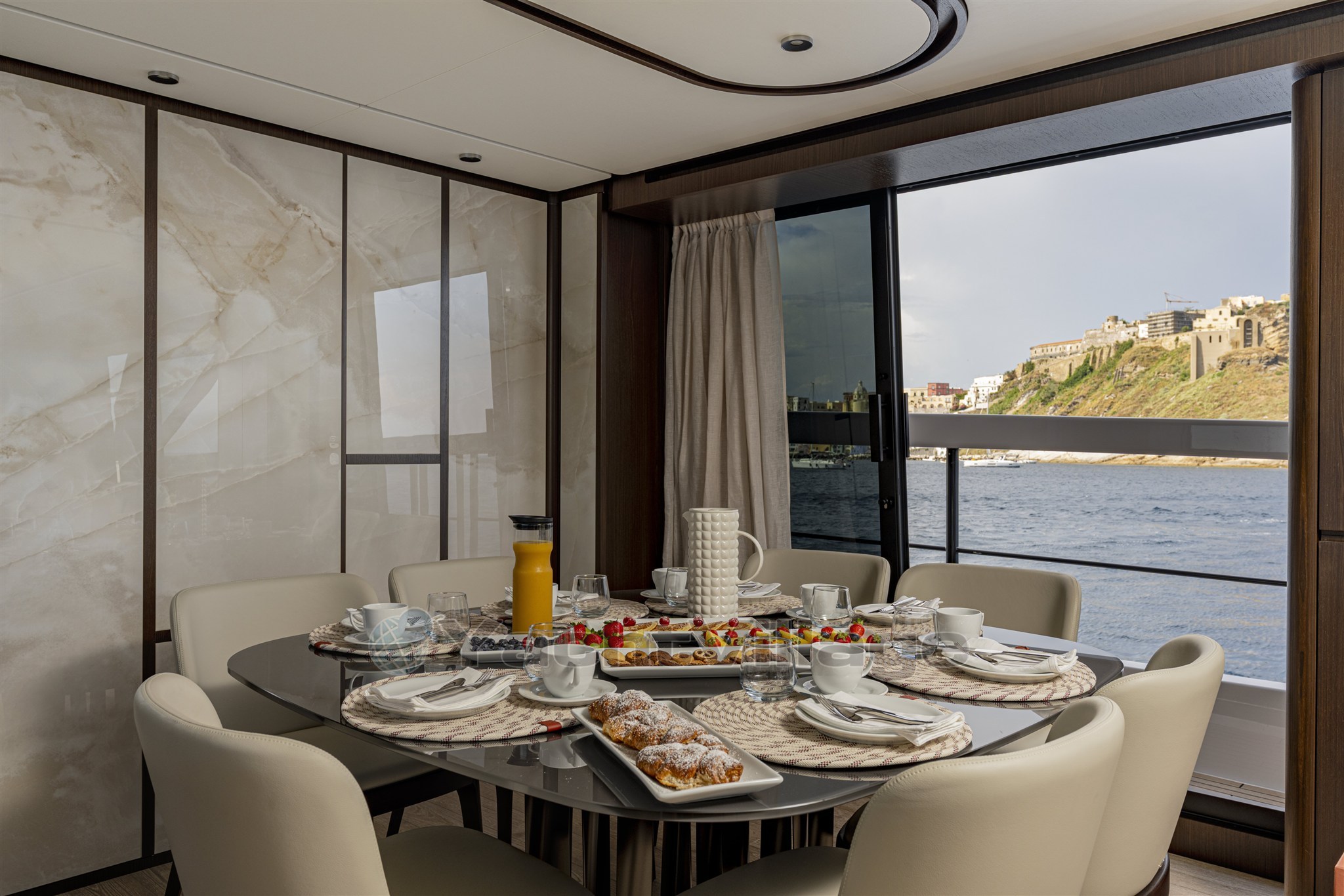 {I}Dining area