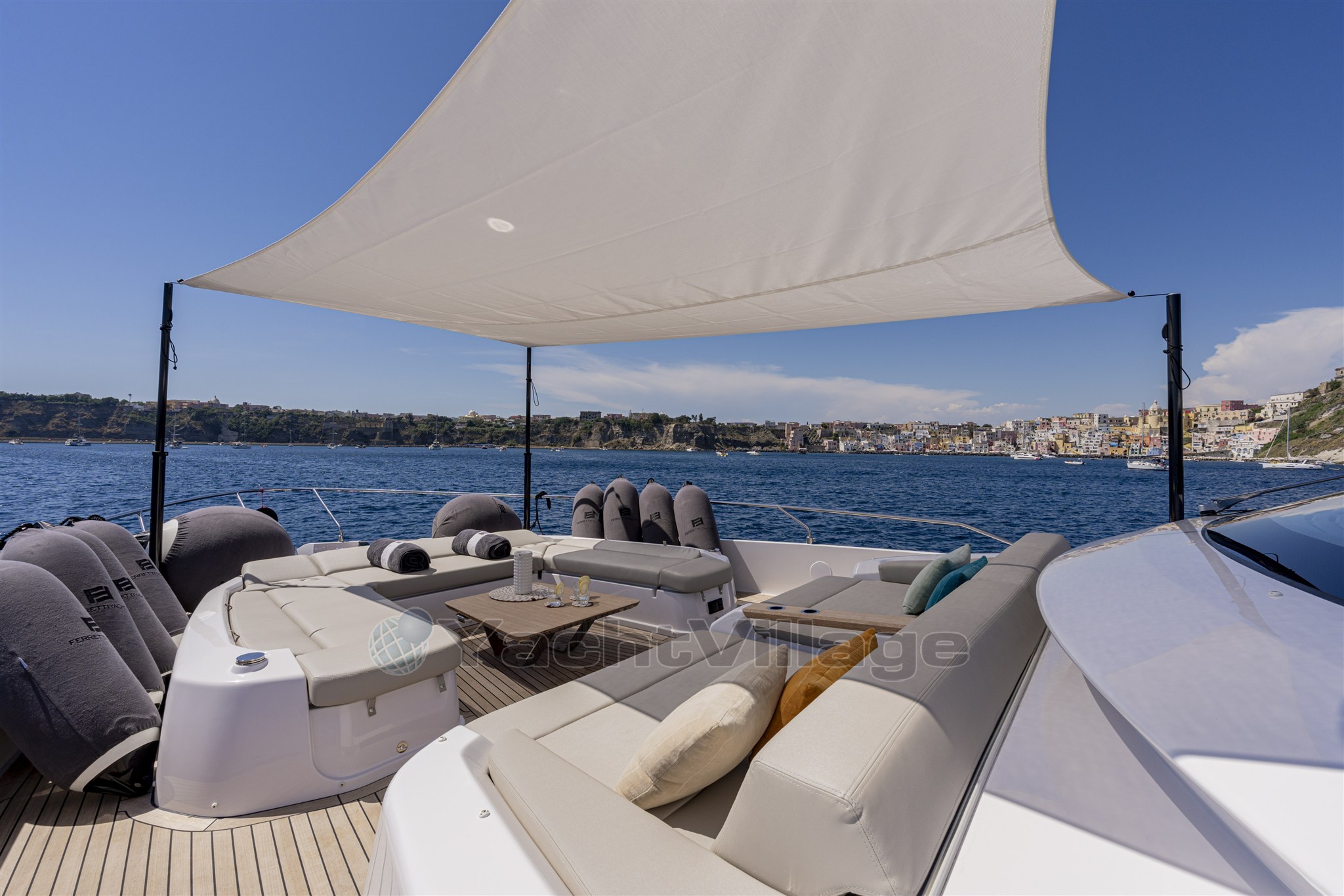 Fore deck sunpad