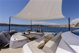 Fore deck sunpad