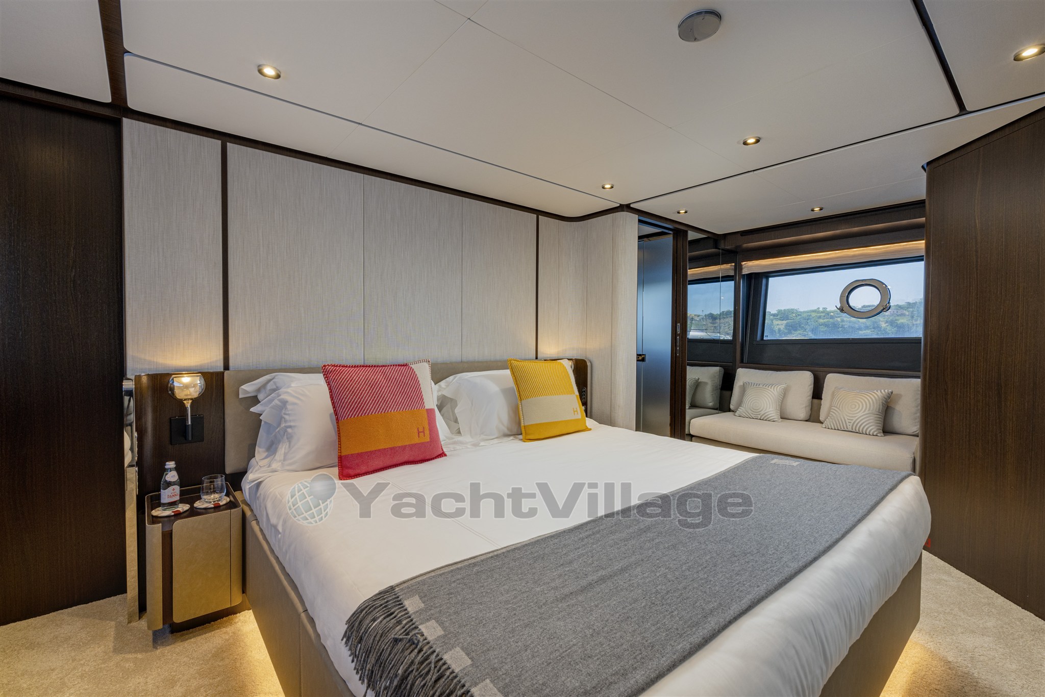 {I}VIP Cabin