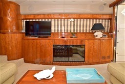 UNIESSE 72 LOUNGE AREA 2