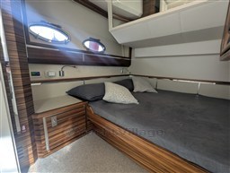 {I}Guest room 