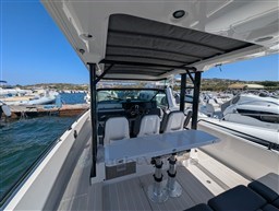 Axopar 37 Sun Top Brabus, cockpit area