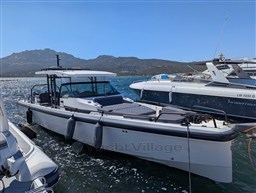 Axopar 37 Sun Top Brabus, bow view