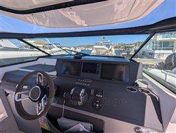 Axopar 37 Sun Top Brabus, helm