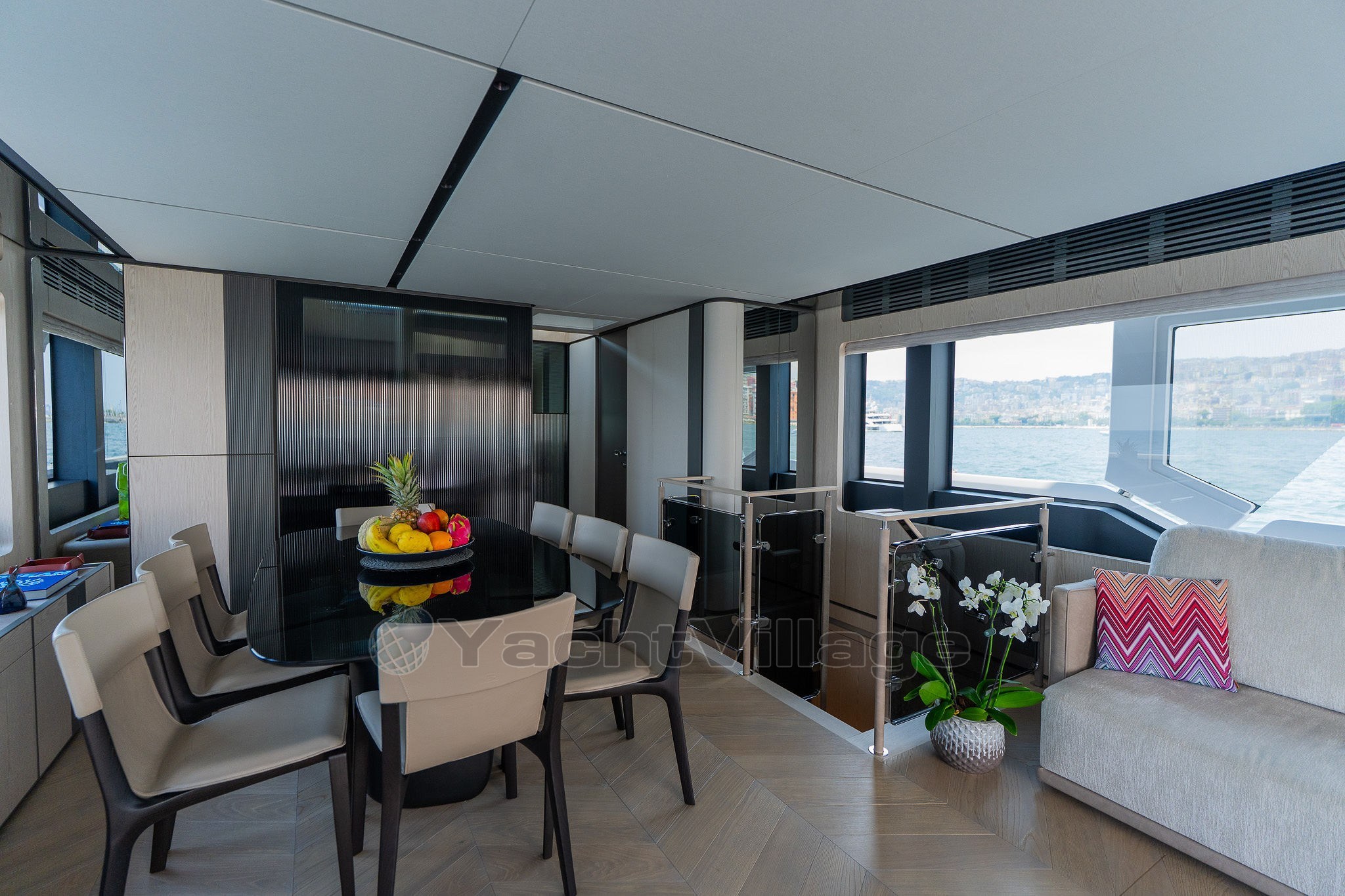 {I} Dining Area