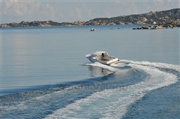 Bertram 25 MKII Hard Top running 2