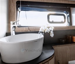 Azimut-A45-bath-1